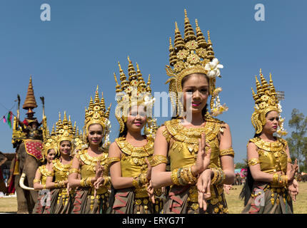 Apsara-Tänzerinnen in traditionellen Kostümen im Elephant Festival, Surin, Surin Provinz, Isan, Isaan, Thailand Stockfoto
