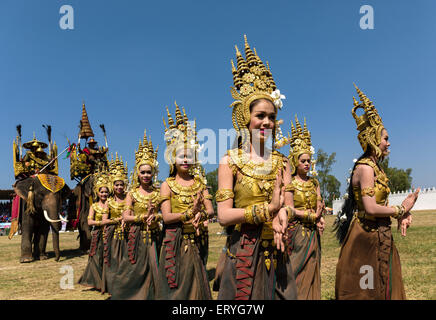 Apsara-Tänzerinnen in traditionellen Kostümen im Elephant Festival, Surin, Surin Provinz, Isan, Isaan, Thailand Stockfoto