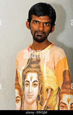 Indischer Junge Porträt mit Ziege tragen Lord Shiva T-Shirt, Indien, Asien, HERR#767 Stockfoto