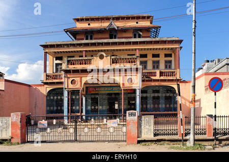 Altes Haus Eingangstor, kein Parkplatz Schild, Mysore, Mysuru, Karnataka, Indien, Asien Stockfoto