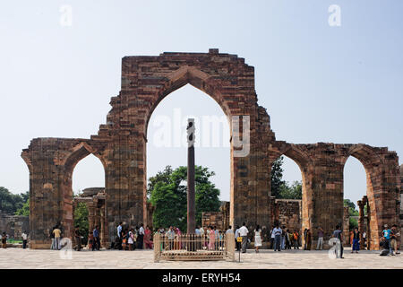 Eiserne Säule in Qtab minar; Delhi; Indien Stockfoto