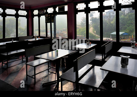 Leerer Tisch und Stühle im Restaurant , Bhowali , Nainital , Uttaranchal , Uttarakhand , Indien , Asien Stockfoto