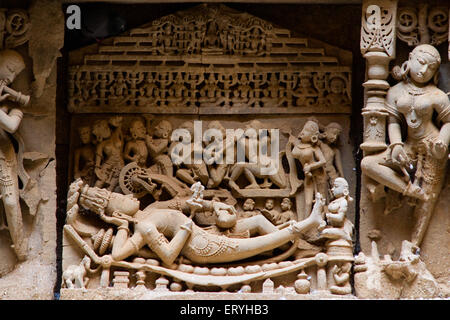 Statue auf Königinnen gut; Patan; Gujarat; Indien Stockfoto