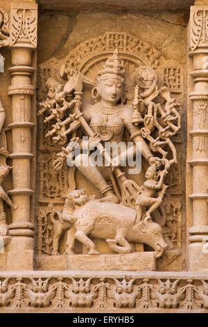 Statue auf Königinnen gut; Patan; Gujarat; Indien Stockfoto