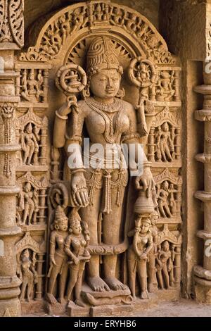 Statuen auf Königinnen gut; Patan; Gujarat; Indien Stockfoto