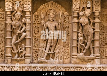 Statuen auf Königinnen gut; Patan; Gujarat; Indien Stockfoto