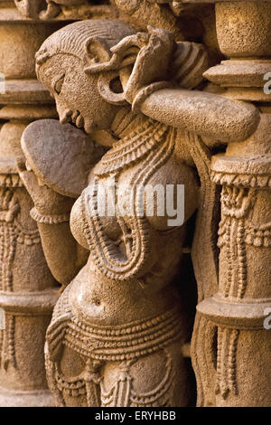 Statue auf Königinnen gut; Patan; Gujarat; Indien Stockfoto