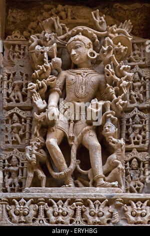 Statue auf Königinnen gut; Patan; Gujarat; Indien Stockfoto