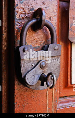 Altes antikes Metallschloss, hergestellt in Deutschland, Idar, Edar, Modasa, Sabarkantha, Gujarat, Indien, Asien Stockfoto