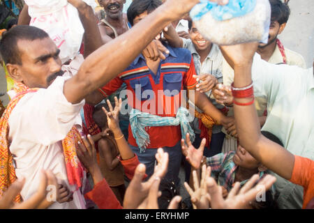 Kampf um Nahrung; Relief-Camp von Opfern des Kosi-Hochwasser im Jahr 2008; Purniya Bezirk; Bihar; Indien nicht Herr Stockfoto