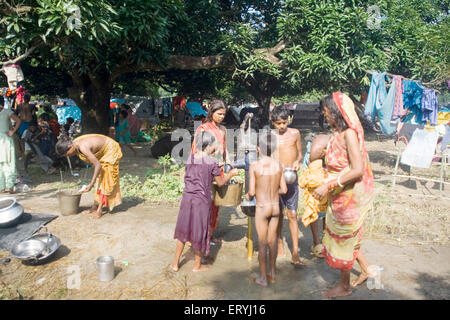 Relief-Lager; Warteschlange für Wasser; Kosi-Hochwasser im Jahr 2008; Purniya Bezirk; Bihar; Indien Stockfoto