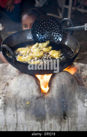 Braten indischen Snack Samosa auf traditionellen Holzfeuer, Indien, Asien Stockfoto