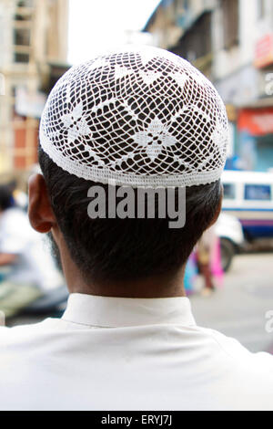 Muslimischer Mann trägt weiße Schädelkappe, Bombay, Mumbai, Maharashtra, Indien, Asien Stockfoto