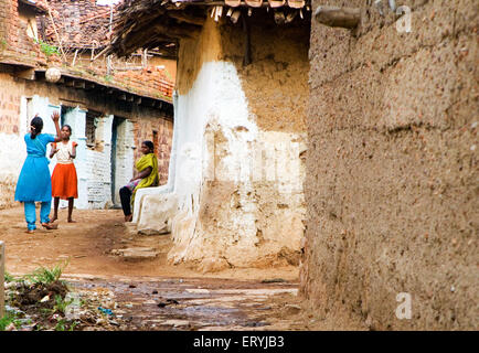 Mädchen spielen Volleyball in Dorf Straße, Indien, Asien Stockfoto