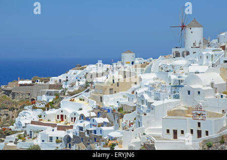 Schöne Aussicht auf die Stadt Oia, Santorini, Griechenland, mit charakteristischen Windmühle Stockfoto