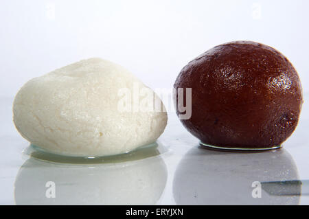 Indische süße Rasgulla und Gulab Jamun, Rasgulla, Rosogolla, Rasagola, Rosogola, Süßes indisches Dessert Stockfoto