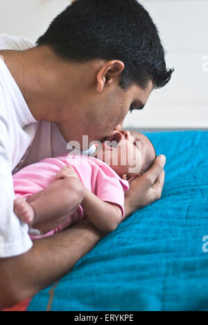 Vater Kuss ein Monate altes Baby Mädchen Herr # 447G Stockfoto