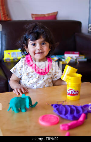 Zwei Jahre altes Baby spielen mit Play-Doh zu Hause Herr #447 H Stockfoto