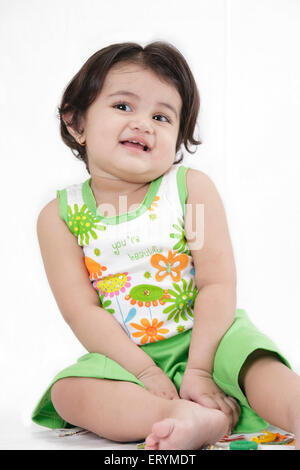 Fünfzehn Monate altes Babymädchen lächelnd Herr #743S Stockfoto