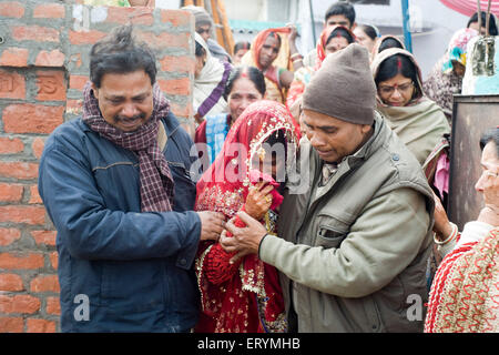 Hindu-Hochzeit Funktion Vidaai Uttar Pradesh Indien Asien Stockfoto