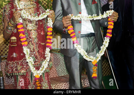 Bräutigam und Braut Holding Jaimala in Uttar Pradesh Indien Asien Hochzeit Stockfoto