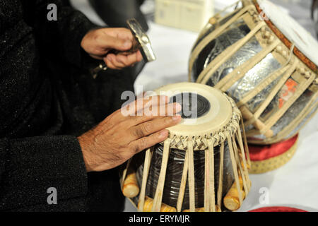 Tuning-Tabla klassische indische Musikinstrument Mumbai Maharashtra Indien Asien Stockfoto