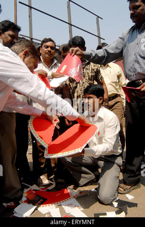 Demonstrant Valentine Tag Grußkarten zu brennen; Mulund; Bombay; Mumbai; Maharashtra; Indien NOMR Stockfoto