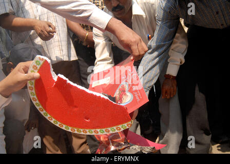 Demonstrant Valentine Tag Grußkarten zu brennen; Mulund; Bombay; Mumbai; Maharashtra; Indien Stockfoto