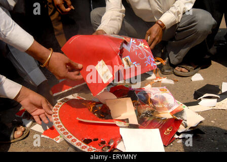 Demonstrant Valentine Tag Grußkarten zu brennen; Mulund; Bombay; Mumbai; Maharashtra; Indien Stockfoto