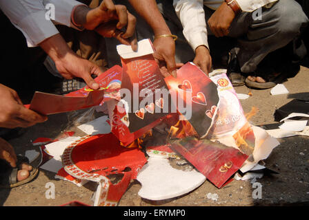 Demonstrant Valentine Tag Grußkarten zu brennen; Mulund; Bombay; Mumbai; Maharashtra; Indien Stockfoto