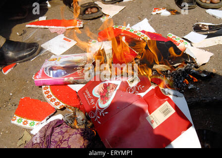 Demonstrant Valentine Tag Grußkarten zu brennen; Mulund; Bombay; Mumbai; Maharashtra; Indien Stockfoto