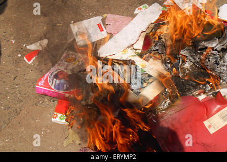 Demonstrant Valentine Tag Grußkarten zu brennen; Mulund; Bombay; Mumbai; Maharashtra; Indien Stockfoto