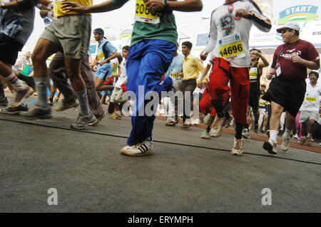 Menschen laufen in internationalen Marathon 2005; Bombay; Mumbai; Maharashtra; Indien NOMR Stockfoto