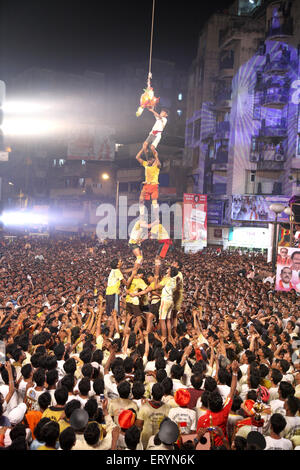 Menschenpyramide Dahi Handi Janmashtami Gokulashtami Festival zu brechen; Thane; Maharashtra; Indien NOMR Stockfoto