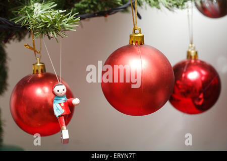 Geschmückter Weihnachtsbaum mit Kugeln und Miniatur-Puppe in Christmas festival Stockfoto