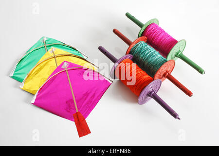 Papier Kites und Gewinde Manja firki auf Makar Sankranti festival Indien Stockfoto