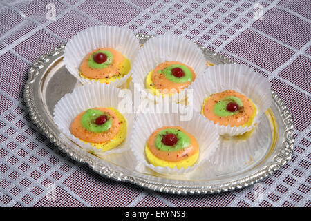 Bengali Sweet Ras Madhuri in weißes Papier Tassen auf Silberplatte Indien PR #743AH Stockfoto