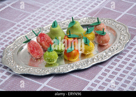 Süße Apfel-Birne und Erdbeer in Siver Platte Indien PR #743AH Stockfoto