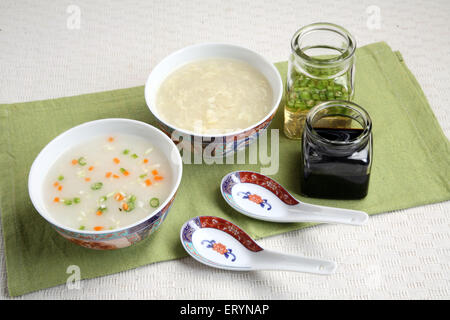 Zuckermais Gemüsesuppe und Hühnersuppe in Schalen Indien PR #743AH Stockfoto