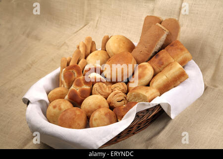 Verschiedene Arten von Brot in Zuckerrohr Korb Indien PR #743AH Stockfoto