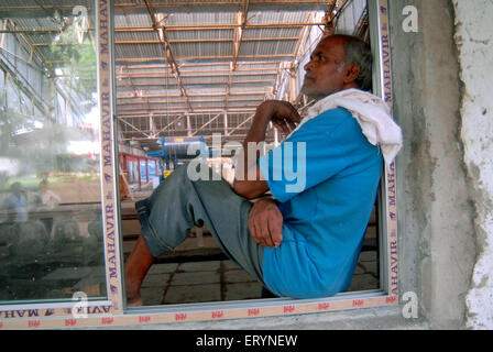 Mühle Textilarbeiterin nimmt Rest während seiner Pause in einer Textilfabrik in Bombay Mumbai; Maharashtra; Indien nicht Herr Stockfoto