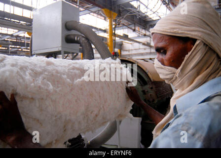 Mühle Textilarbeiterin bedeckt sein Gesicht, als er Arbeit in einer Textilfabrik in Bombay jetzt Mumbai; Maharashtra; Indien Stockfoto