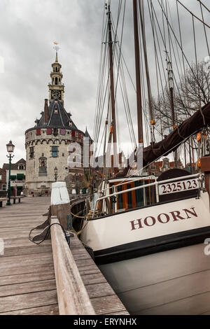 Boot vor Anker im Hafen von Hoorn Stockfoto