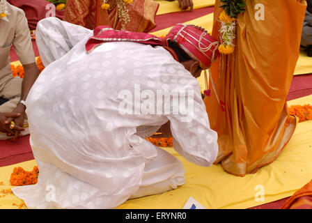 Paare heiraten an Masse Ehe Funktion von Sant Nirankari Mission bei Airoli organisiert; New Bombay Stockfoto