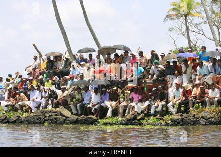 Menschen beobachten Schlange Bootsrennen auf Punnamada See; Alleppey; Alappuzha; Kerala; Indien NOMR Stockfoto