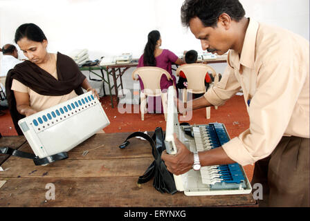 Indische Wahlen, Überprüfung der elektronischen Wahlmaschinen, EVM, Bombay, Mumbai, Maharashtra, Indien, Asien Stockfoto