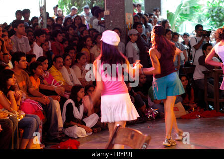 Studenten führen Tanz während College Festival Malhar am St. Xavier College in Bombay Mumbai; Maharashtra; Indien Stockfoto