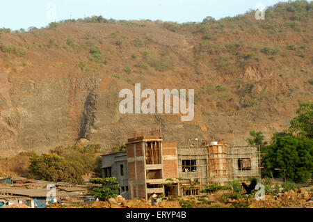 Kleinen Hügel von langsam durch Gewinnung und Aufbau ebnen Weg für Wohnanlage in Bombay zerstört zerstört Stockfoto