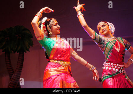 Bollywood indische Schauspielerin Hema Malini und Tochter Ahana Deol durchgeführt zusammen im Stück mit dem Titel Parampara Stockfoto