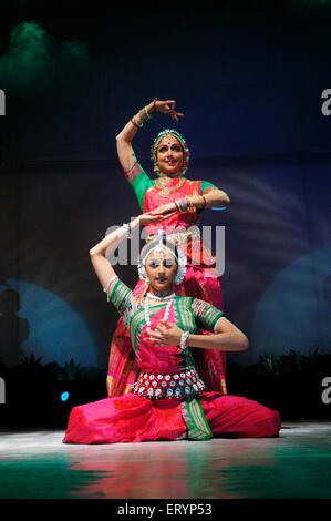 Bollywood indische Schauspielerin Hema Malini und Tochter Ahana Deol durchgeführt zusammen im Stück mit dem Titel Parampara Stockfoto